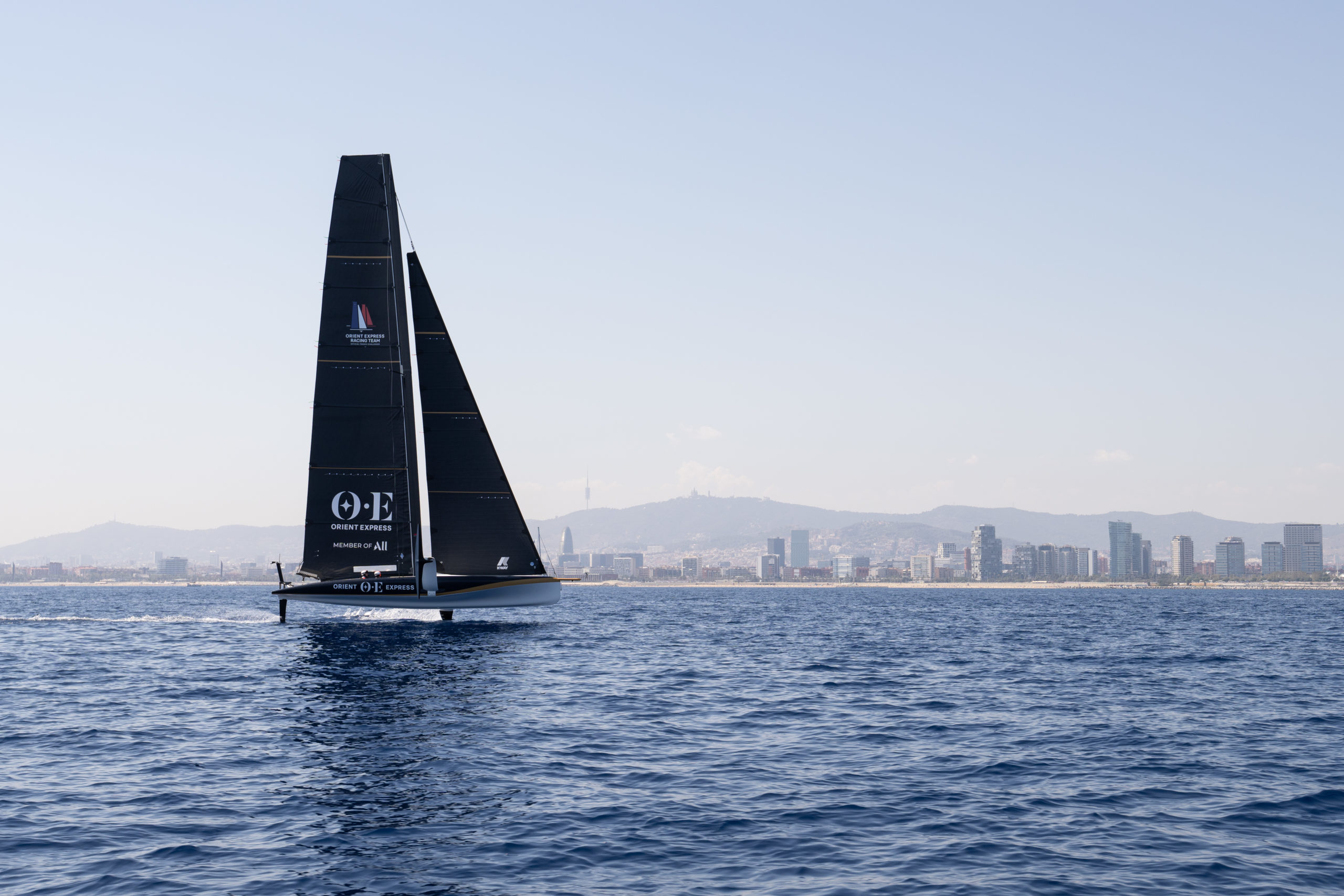Brillante debut del AC40 del Orient Express Racing Team en las aguas de Barcelona